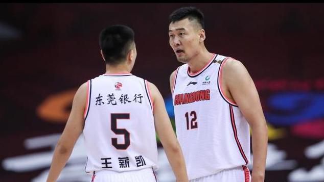 布伦森38分字母32+13尼克斯终结雄鹿7连胜　NBA圣诞大战，尼克斯主场迎战雄鹿，尼克斯目前16胜12负排在东部第6位，雄鹿则是一波7连胜，22胜7负高居东部次席，两队两天前有过交锋，雄鹿轻松取胜。